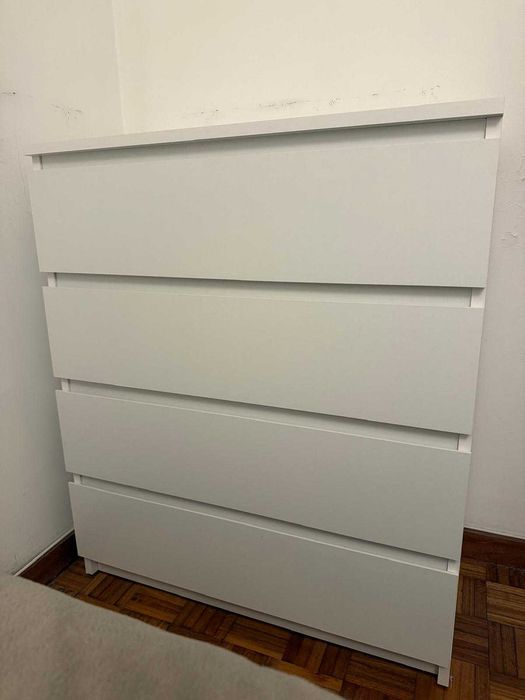 Cómoda branca de 4 gavetas JYSK