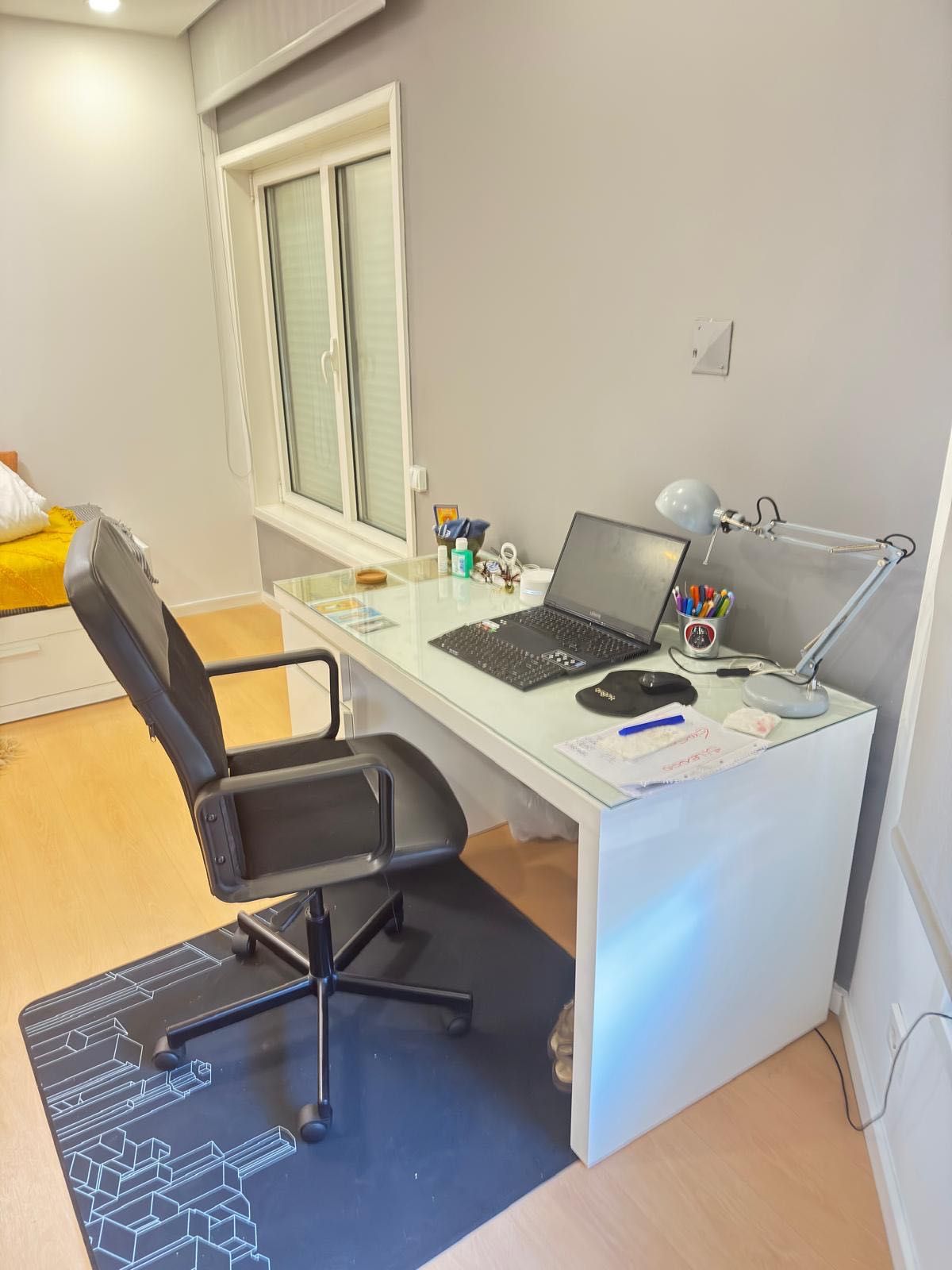 Mesa de escritório com cadeira