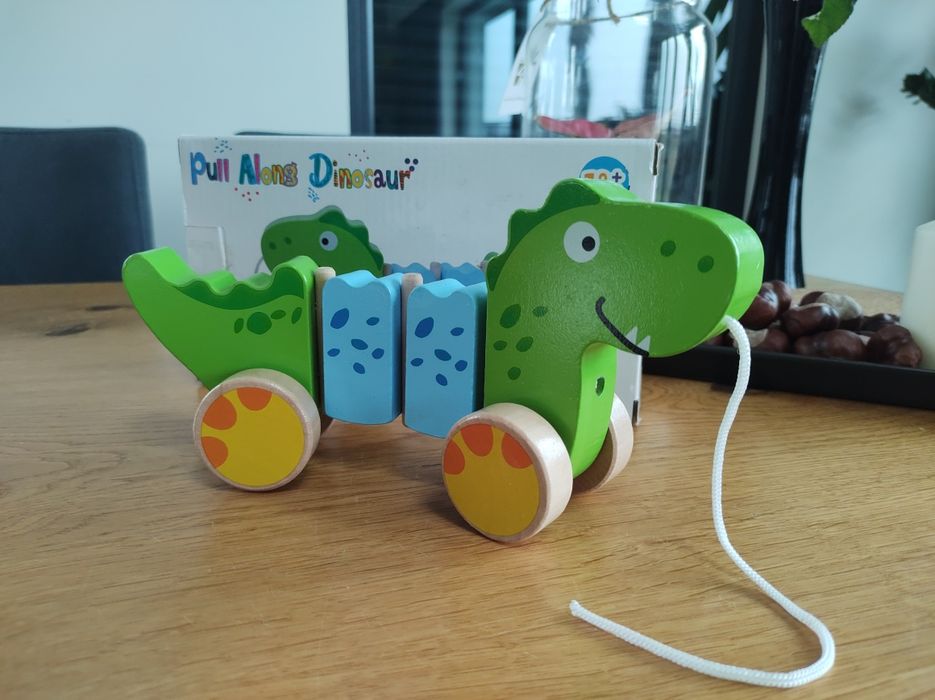 Nowa drewniana zabawka do ciągnięcia dinozaur