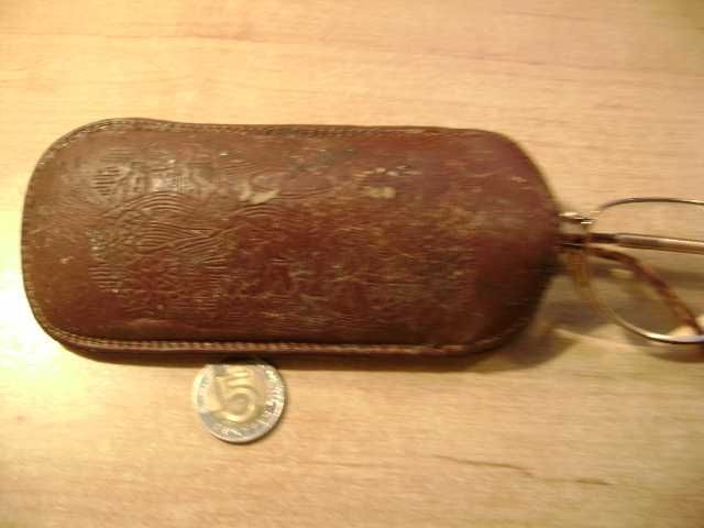 Starocie z PRL - Etui skórzane na okulary z wytłoczonym obrazkiem