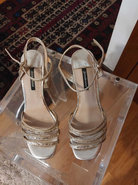 Sandálias Stradivarius douradas