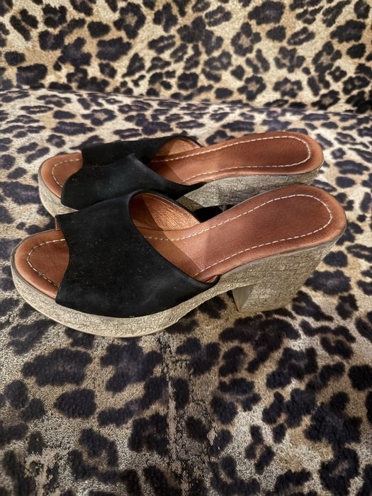 Шлёпки замшевые.