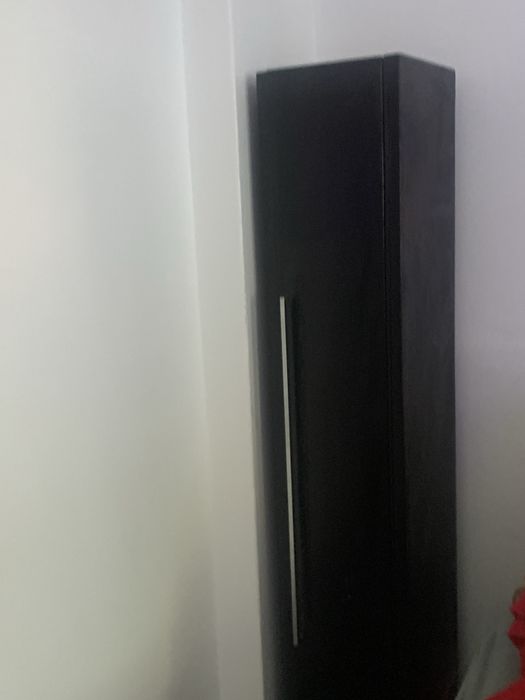 Movel preto uma porta
