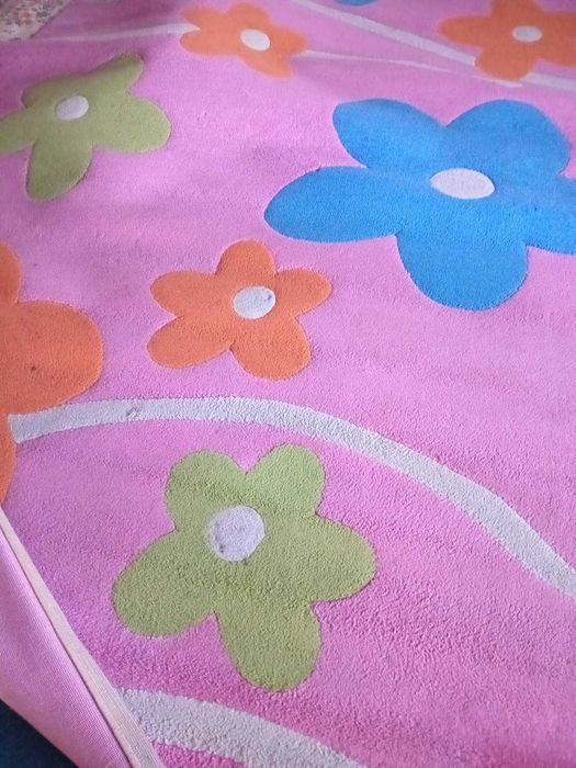 Килим штучний, б/у, рожевого кольору. Розмір  3м 40 см на 2 м 40 см