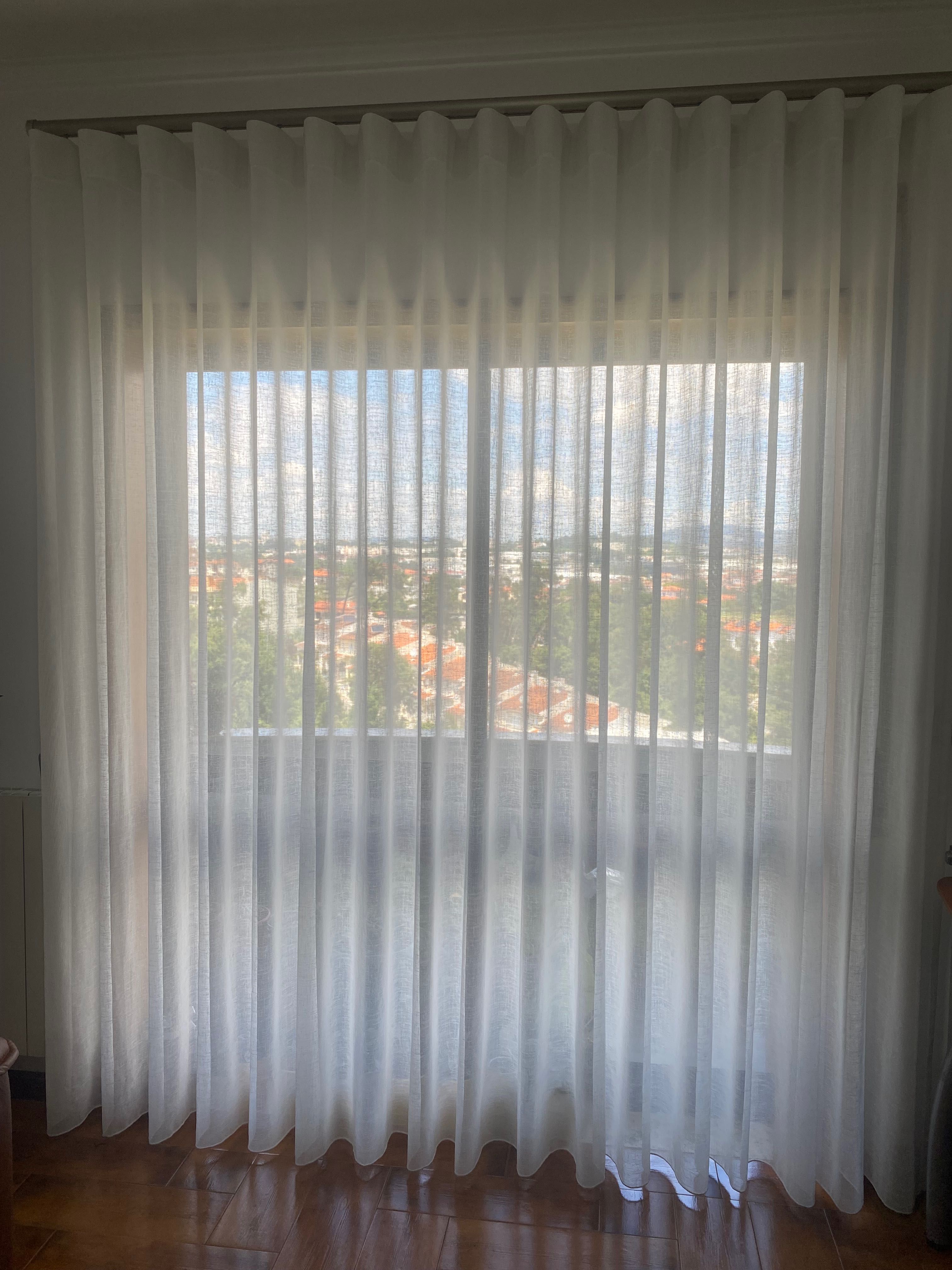 Cortinado feito à medida em bom estado