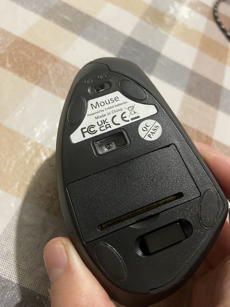 rato ergonomico sem fio cor preto com pilhas ( Portes gratis )