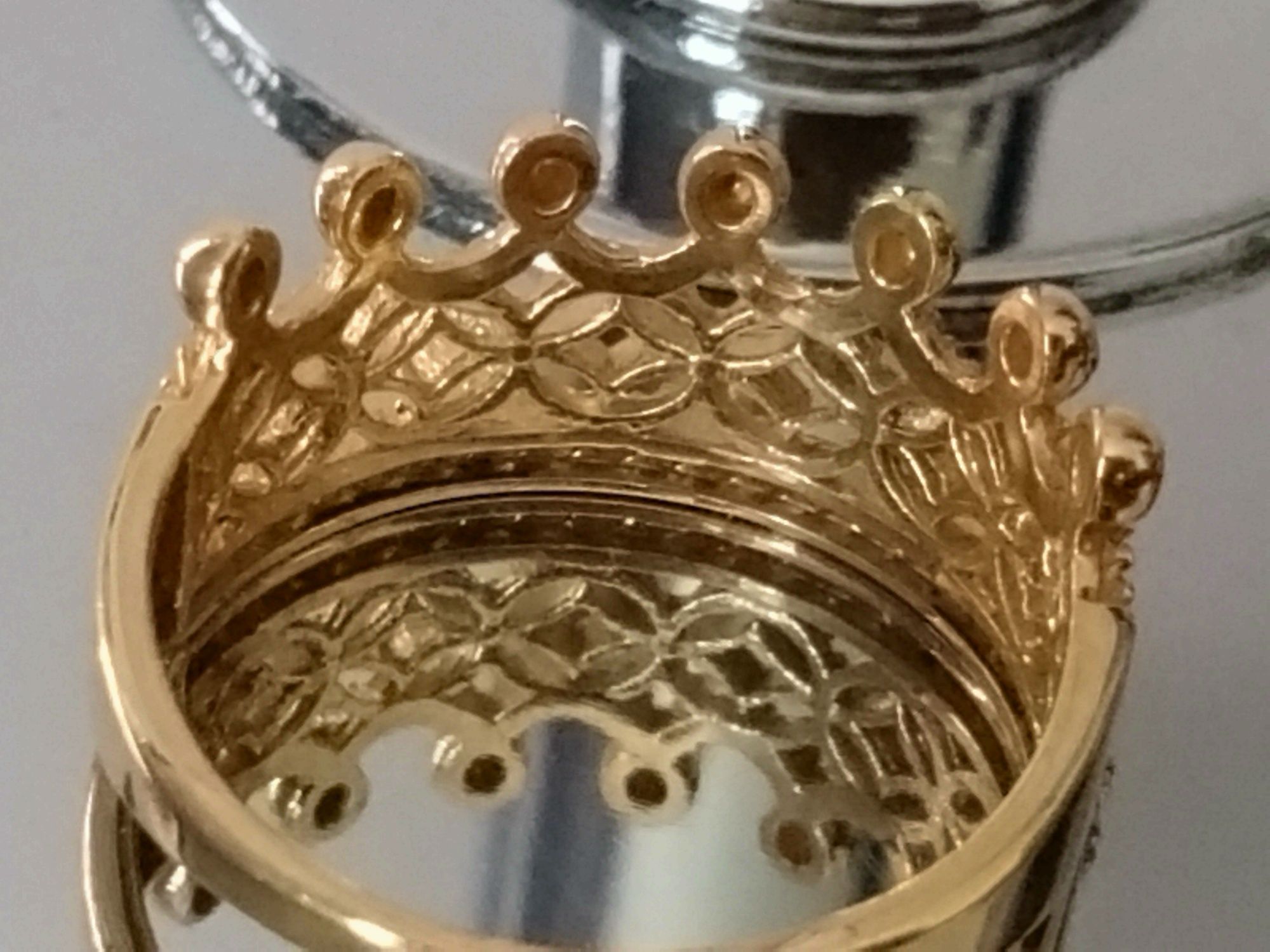 Piękny złoty pierścionek korona.