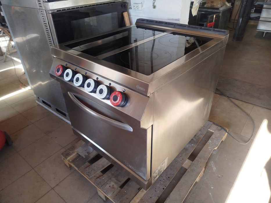 Професійна склокерамічна електрична плита .