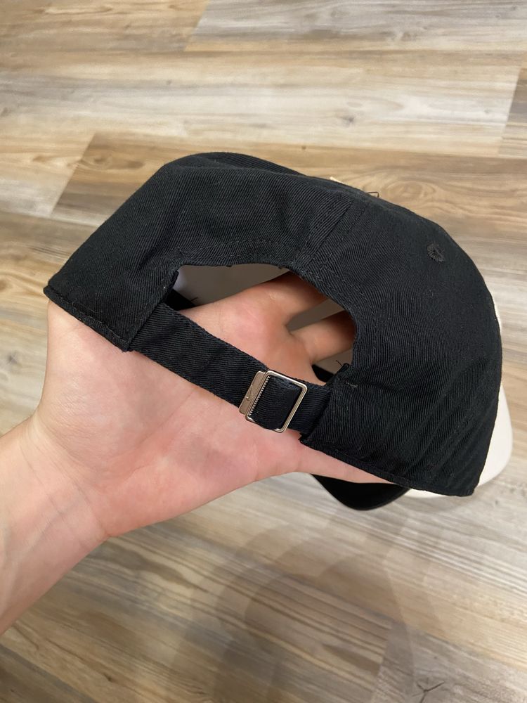 Кепка Nike.