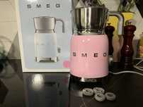 Spieniacz do mleka SMEG model MFF01 różowy