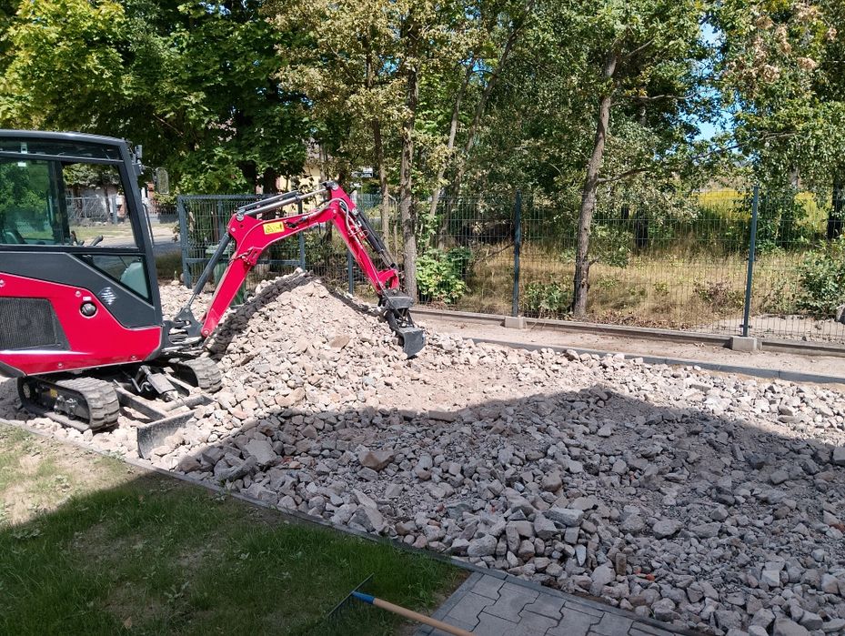 Minikoparka wywóz gruzu załadunki kucie młotem piasek ziemia kruszywa