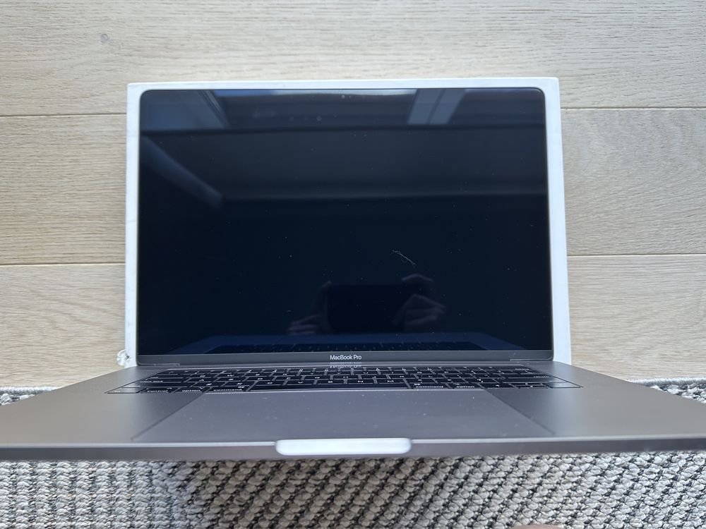 MacBook Pro 15 2019 Core i7 2.6 GHz 16Gb Ram Radeon Pro 555X 4Gb 256Gb