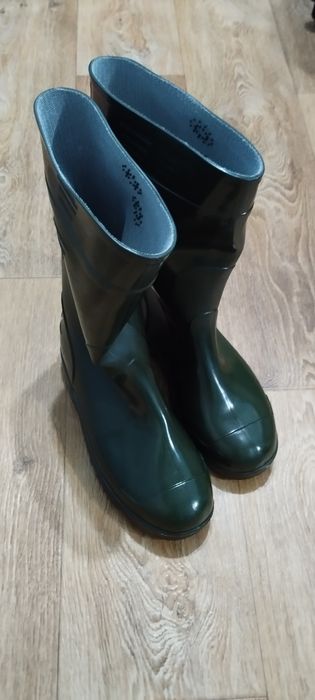 Новые резиновые сапоги.