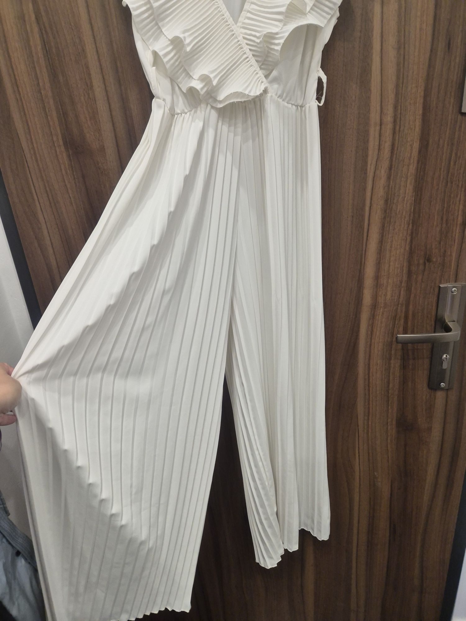 Kombinezon biały elegancki wizytowy jak nowy L