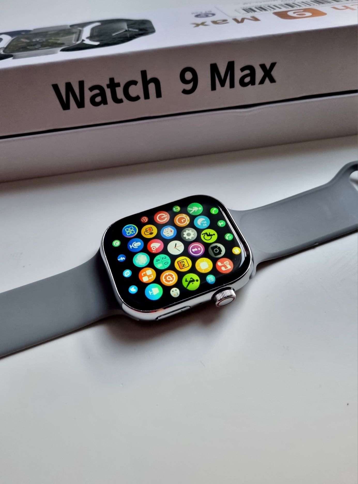 Srebrny smartwatch 9 Max
