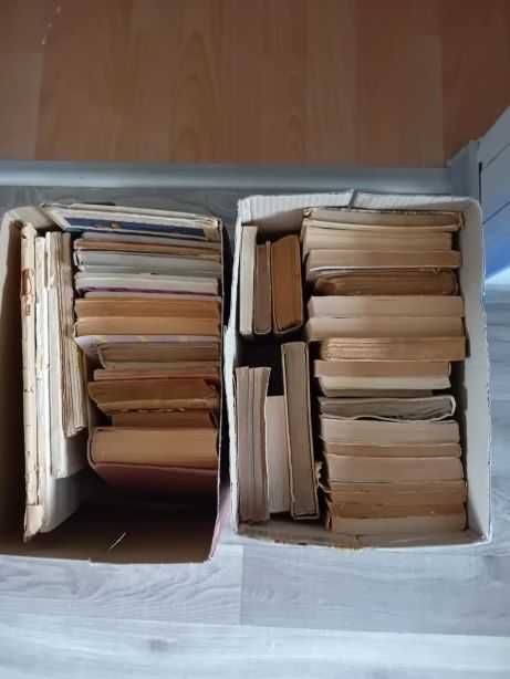 2 pudła książek podniszczonych