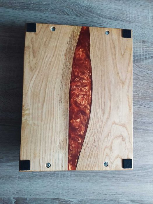 Deska do serwowania z żywicy i drewna.