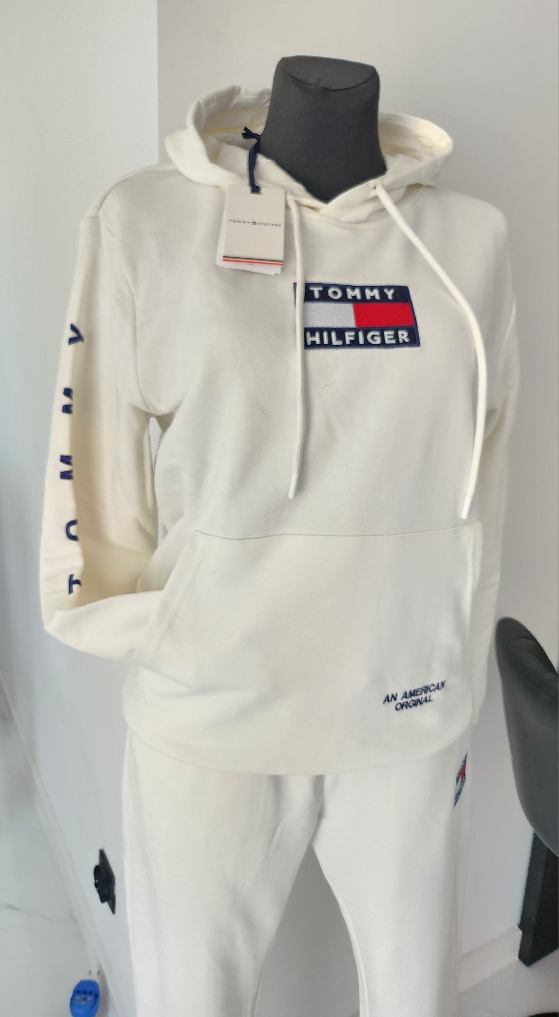 Śmietankowy dres Tommy Hilfiger M