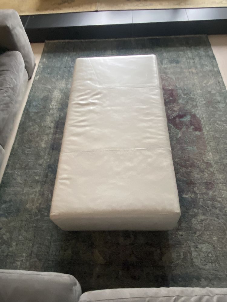 Duży skórzany podnóżek Natuzzi