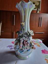 wazon z motywem kwiatowym