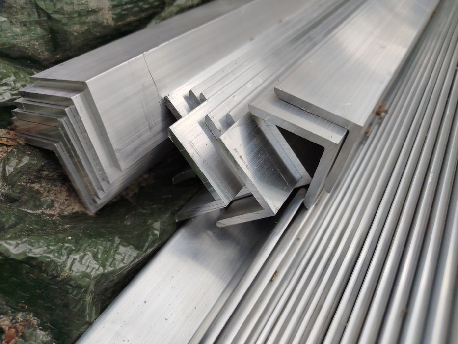 Kątownik aluminiowy pv 49zl szt.
