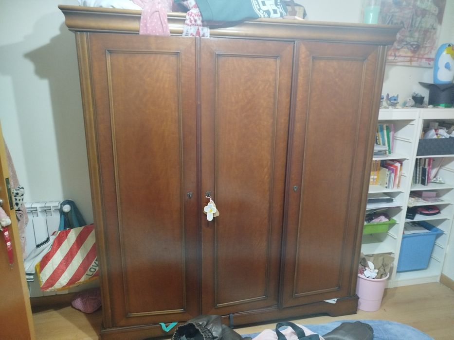 Guarda fatos em madeira maciça