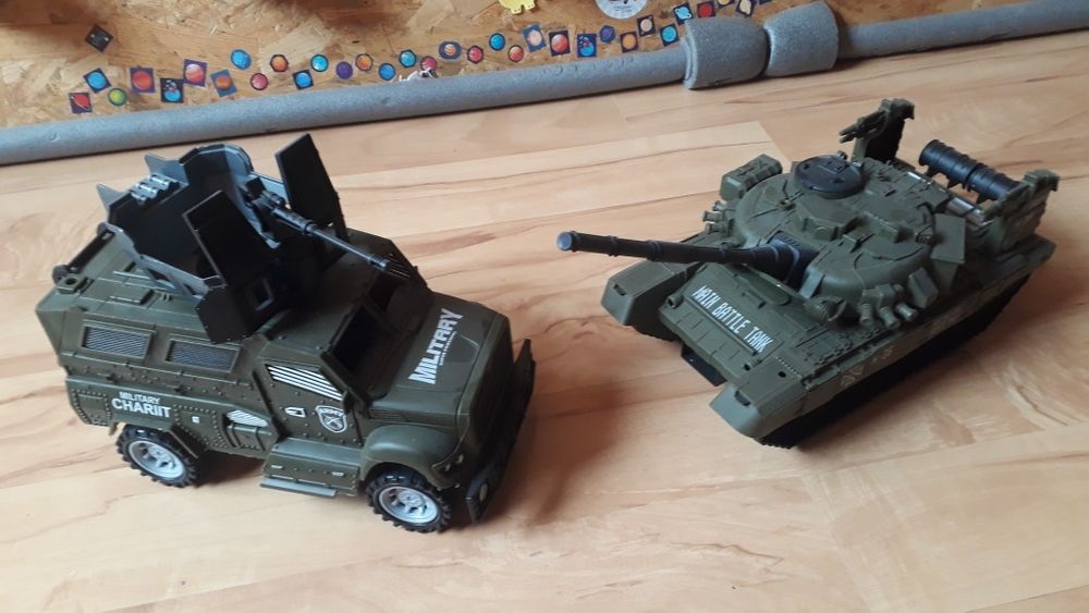 Dwa pojazdy wojskowe militarne czołg