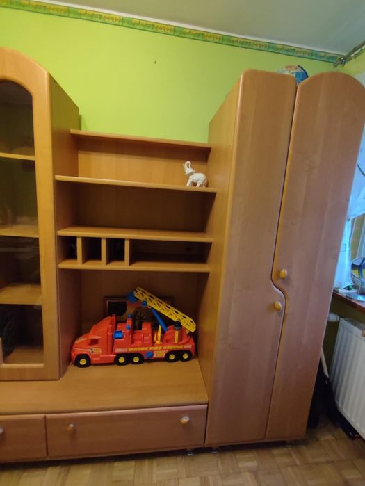 Oddam meblosciankę młodzieżową, żyrandol i komodę