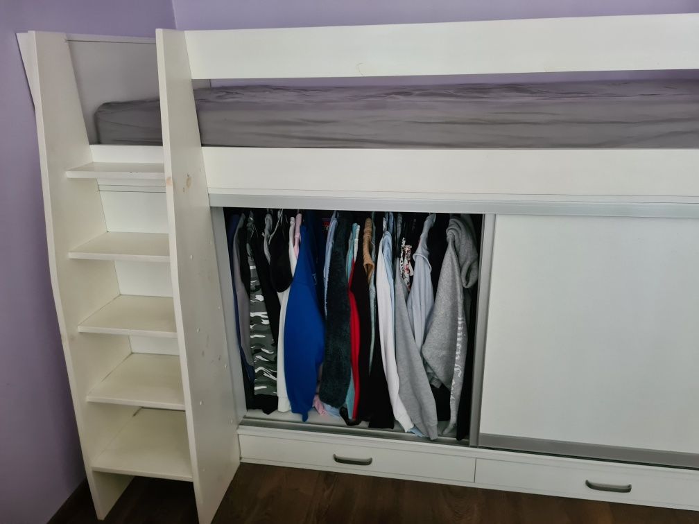 Łóżko na antresoli z pojemną szafą