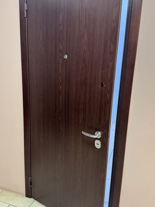 Двері металеві ! Не жестяні.