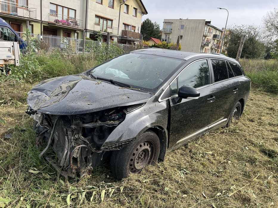 Toyota Avensis 2010r 2.0 d4d diesel_Kombi_Skory_Uszkodzony przod_