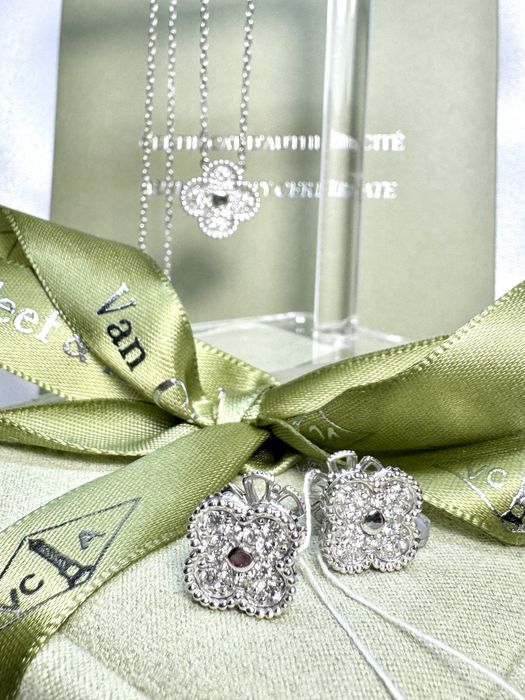 Золотий набір з діамантами у стилі Van Cleef