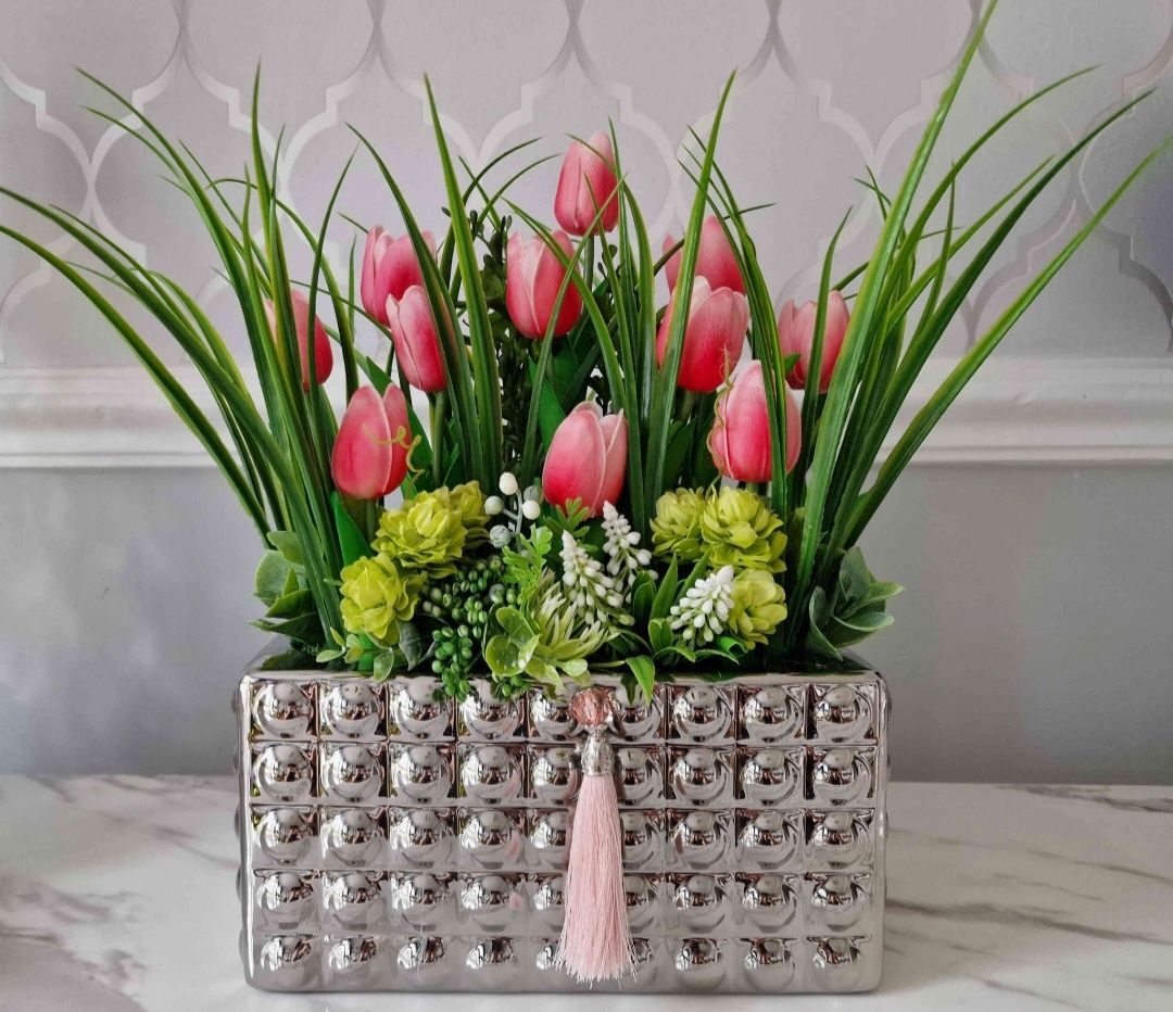 Różowe tulipany w srebrnej doniczce