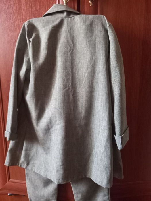 Жіночний костюм оливкового кольору