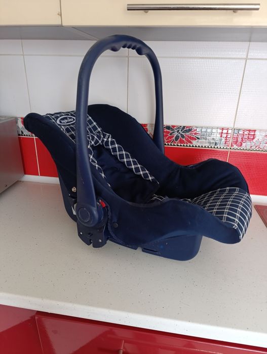 Продається автолюлька INGLESINA 
В хорошому стані. Категорія 0-13 кг