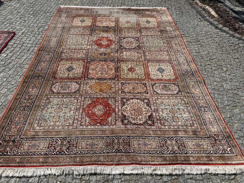 Vintage poprzecierany jedwabny dywan perski Ghoum 320x215 gal. 16 tyś