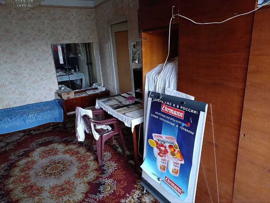 Сдается комната с балконом. Для девушки , женщины.Таирова. Средн этаж.