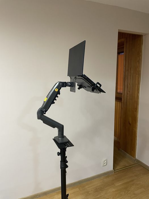 Стійка на колесах для ноутбука