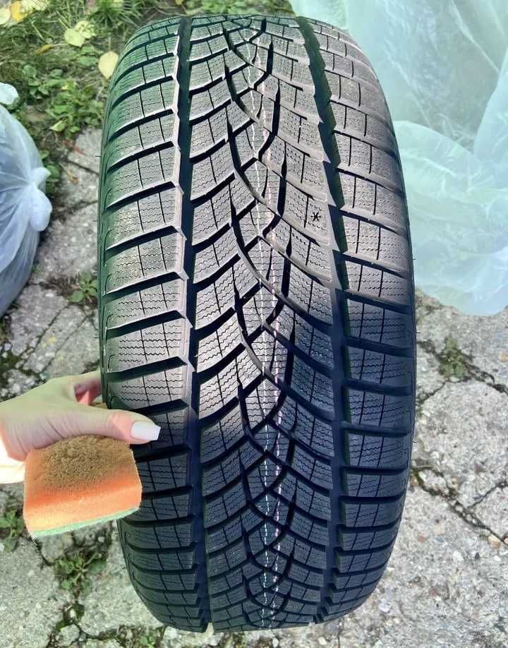 Goodyear UltraGrip Performance SUV Gen-1 235/45 R20