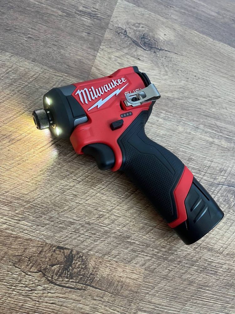 Імпакт ударний шуруповерт Milwaukee M12 Fuel 12V (з АКБ, ЗП і сумкою)