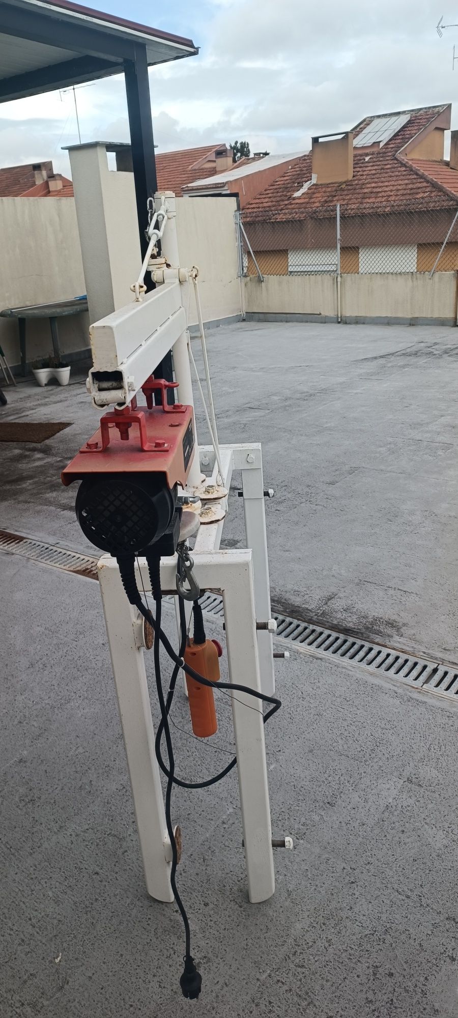Motor com guincho e armação para parede