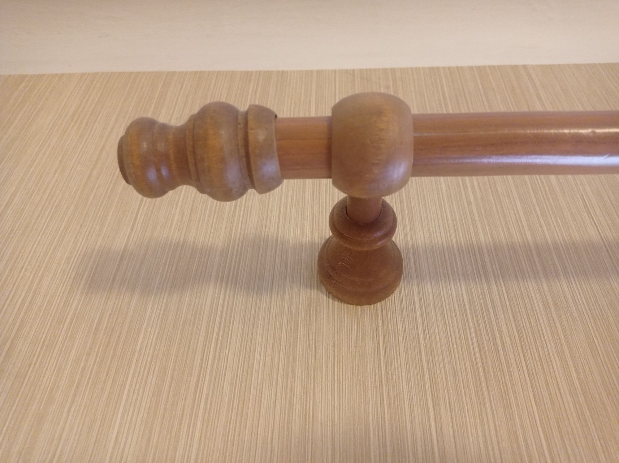Dwa karnisze pojedyncze,drewniane 248 cm, kompletne