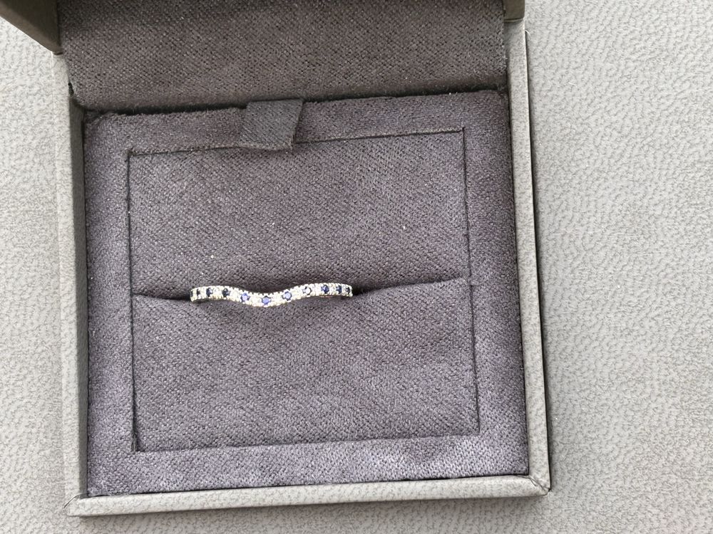 Piekny pierscionek Vera Wang  złoty 750 szafiry i diamenty