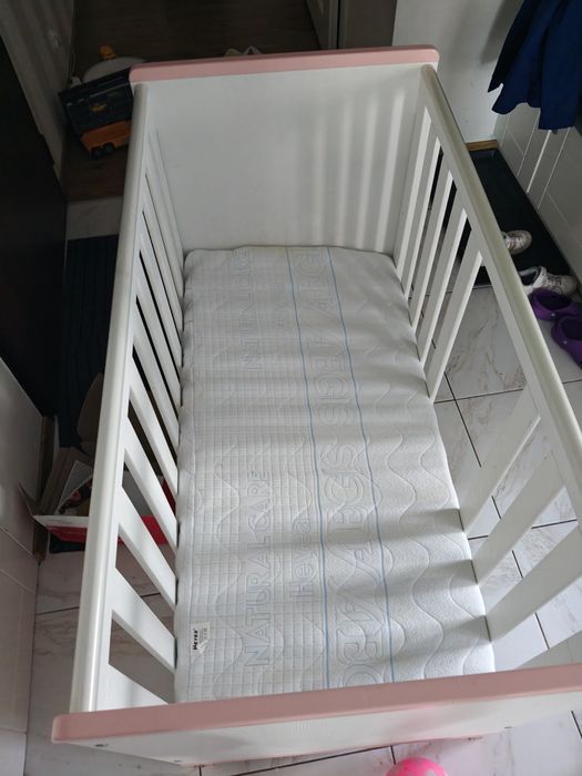 Łóżeczko. Dziecięce pinio i dodatki