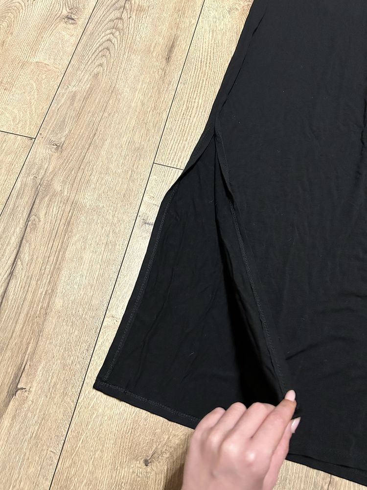 Czarna sukienka z wiązanym tyłem
