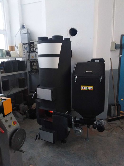 Piec nadmuchowy z podajnikiem. 50 kw.