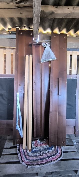 Продам дерев'яне ліжко в хорошому стані.