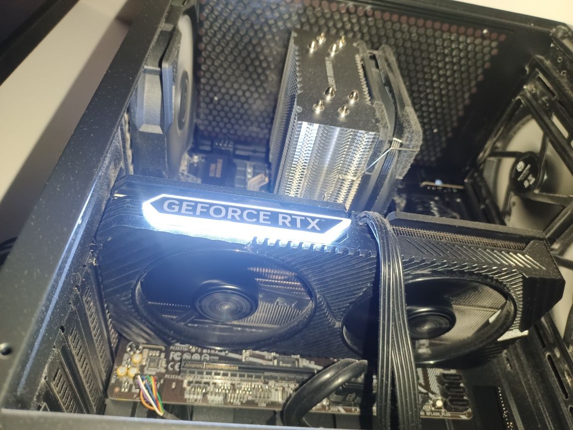Komputer stacjonarny oraz monitor  RTX 4060Ti/AMD Ryzen 5 5600