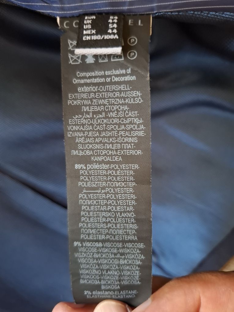 Casaco de Fato, em tom azul escuro, tamanho 54, em excelente condição
