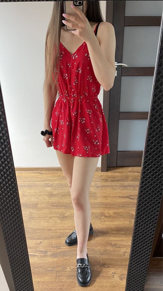 Czerwony kombinezon w kwiaty